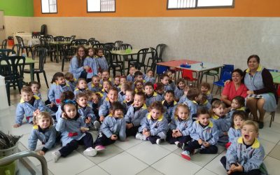 Los más pequeños visitan el comedor del colegio