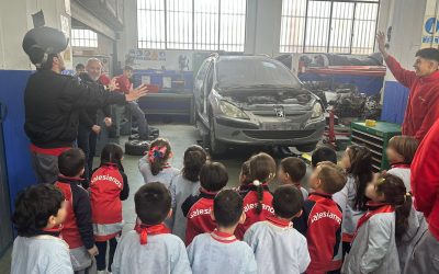 Nuestros pequeños mecánicos de 4 años viven una experiencia única en el taller de automoción