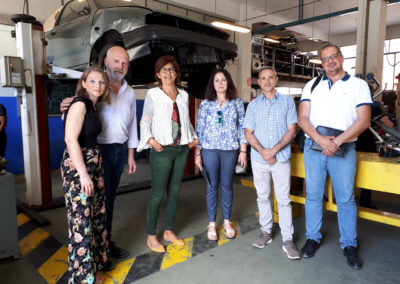 Foto: Miembros de la Junta Directiva de FEDAMA y del Equipo Directivo del centro en uno de nuestros talleres de vehículos.